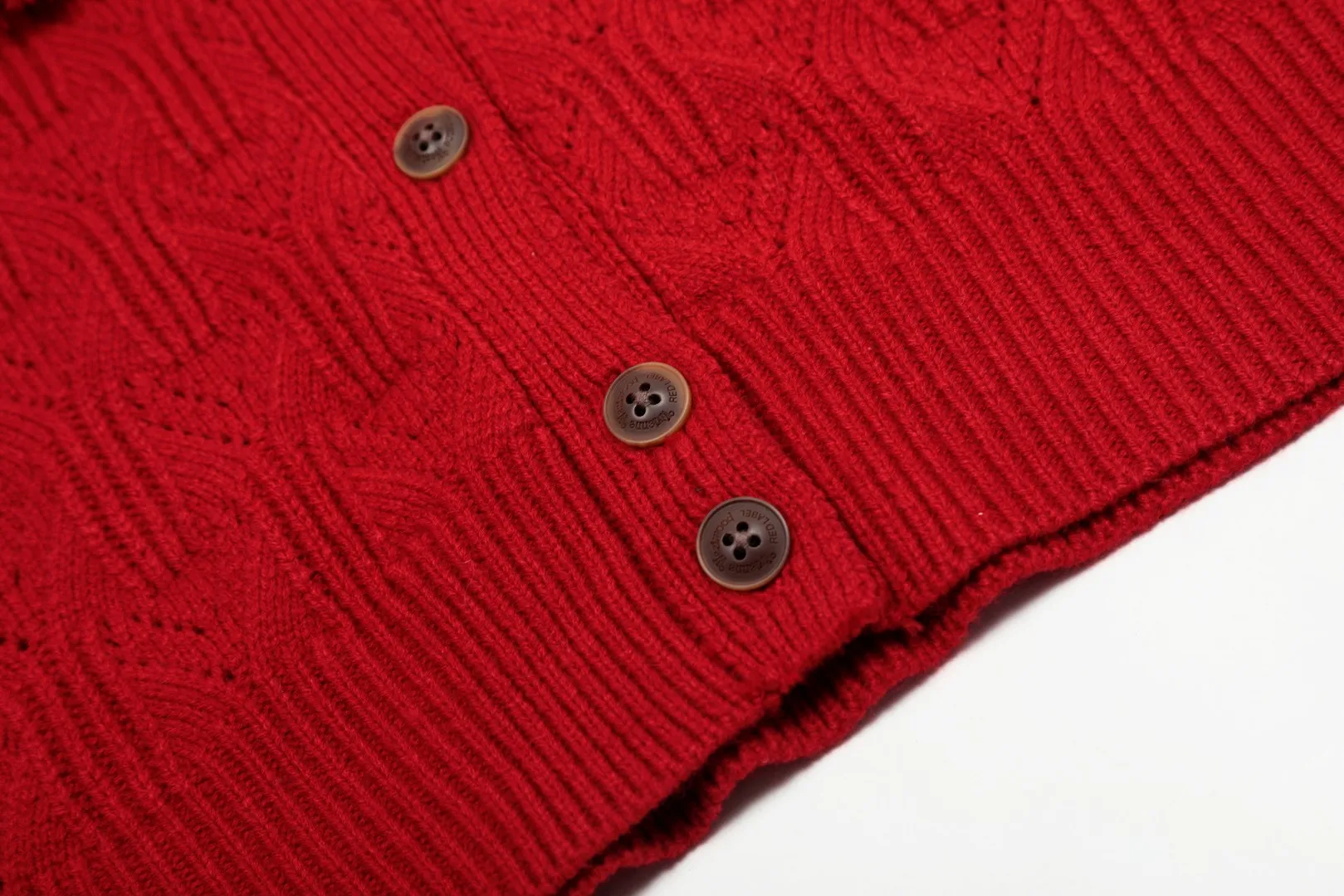 VIVI141#Top quality" vivienne west wood new lotus leaf lapel design cardigan for the Year of the Snake Queen Mother Vivienne Saturn's new classic LOGO knitted twist sweater wool cardigan 2024 autumn latest style can be worn all year round Super compatibility Thin four-season style Use it as a jacket when it is hot and wear it as an inner layer when it is cold 🧩100% restoration of heavy-duty weaving 🧩Wool blended version 🧩Original purchase Genuine mold opening 🧩Original purchase records and comparison pictures can be provided. Place your order with confidence 🧩Customized laser buttons. Clean and clear art and science. Fully restored. Full quality. Not a copywriter. Real product. Real product far exceeds budget. Size: 1 yard (80-110 pounds) 2 yards (110-140 pounds) Color: red black